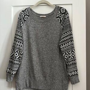 Le Lis Shaney Raglan Printed Sleeve Knit Top in gray, black, and white. Size XL.